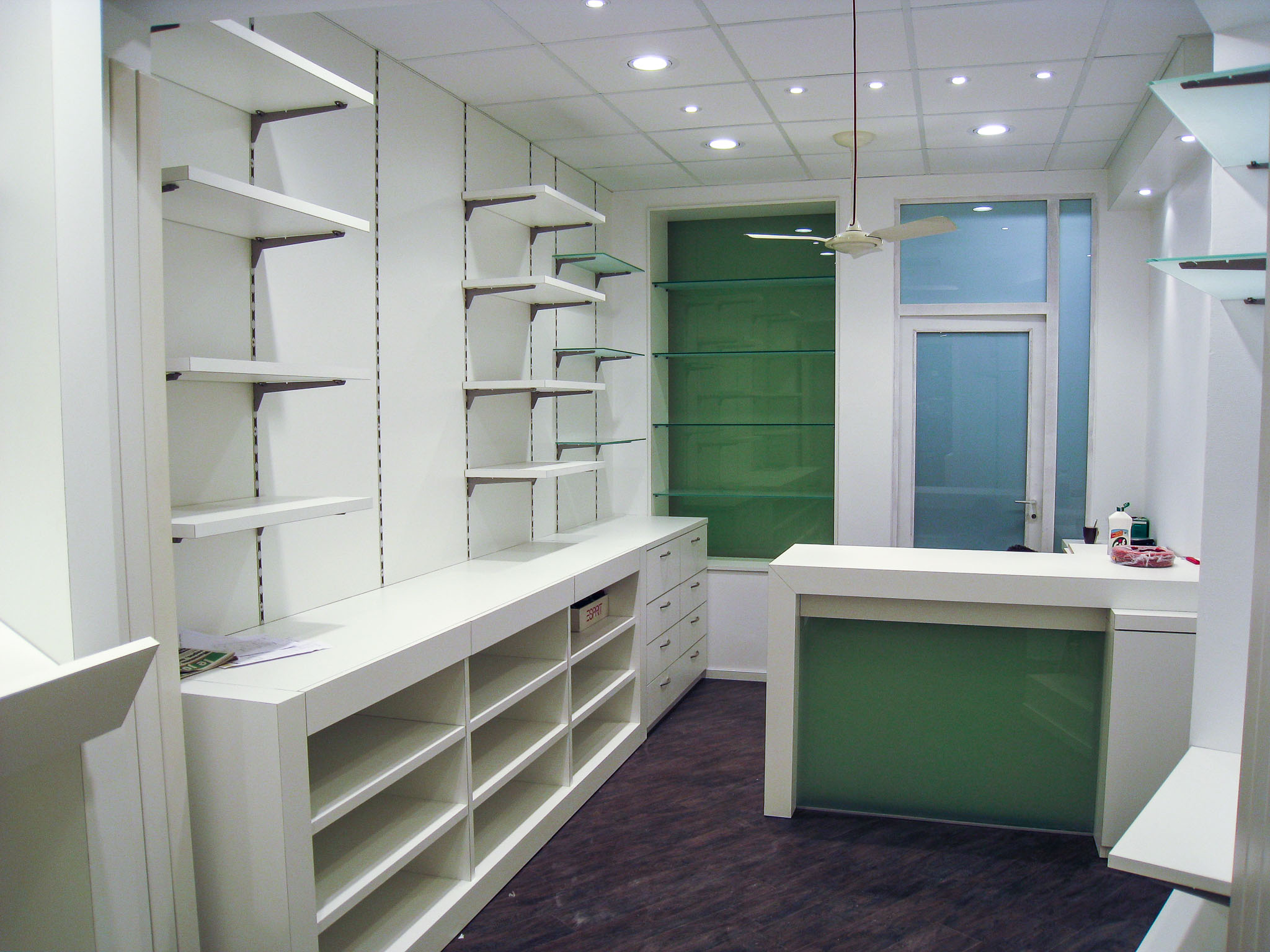 Giga-architectures-intérieur-mobilier-sur-mesure-magasin-maroquinerie